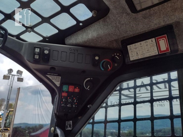 2022-deere-317g-image-8