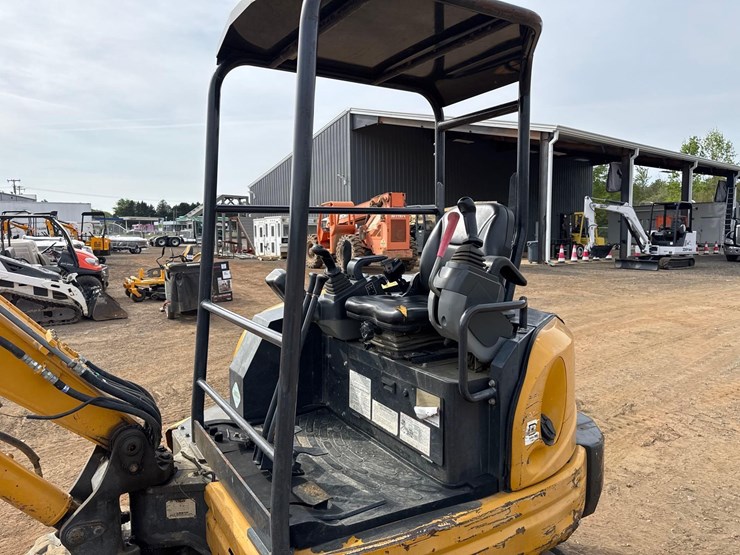 2019-kato-hd35v4-hydraulic-mini-excavator-image-17