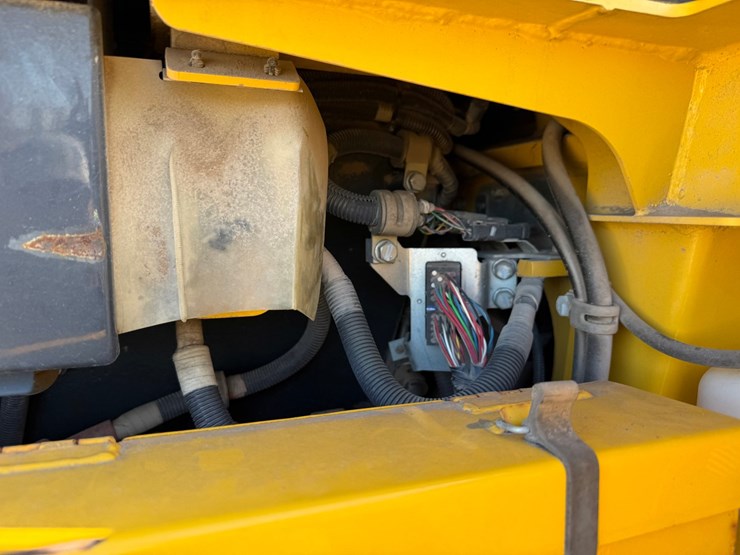 2014-komatsu-d51pxi-image-52