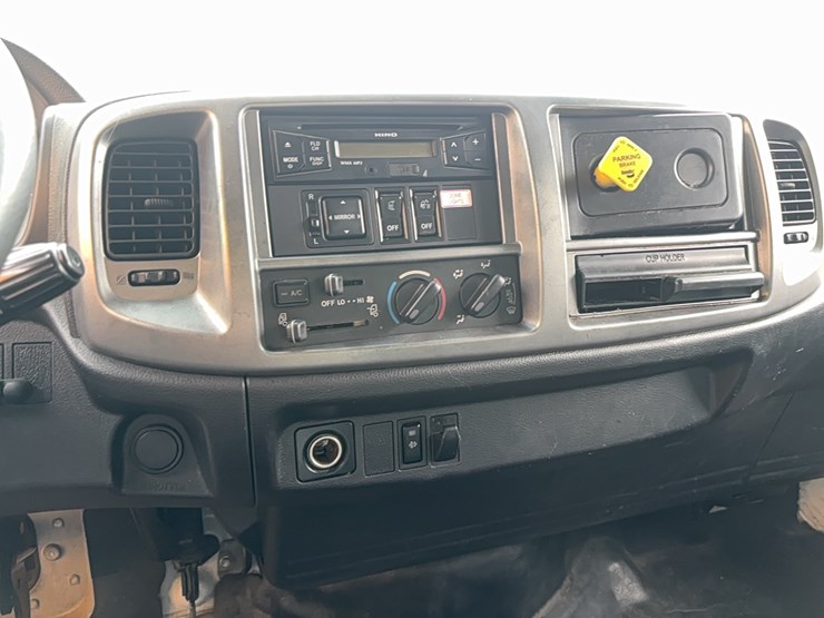 2015-hino-268-image-18