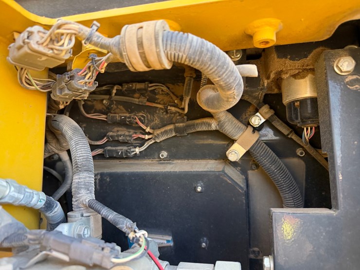 2014-komatsu-d51pxi-image-43
