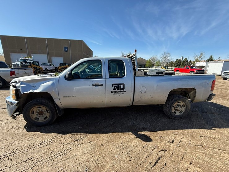 2013-chevrolet-2500-image-2