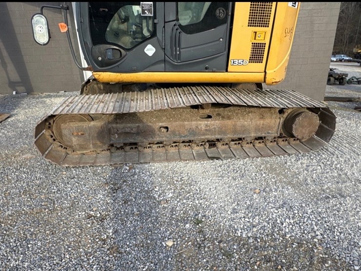 2012-deere-135d-image-2