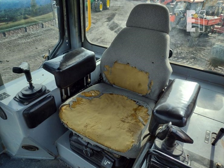 2004-deere-750c-lt-image-11