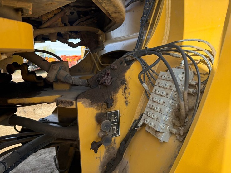 2013-caterpillar-950k-image-55