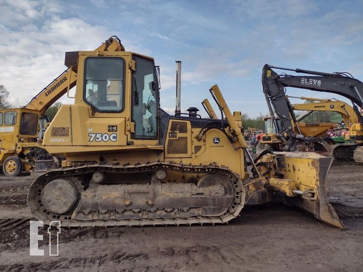 2004-deere-750c-lt-image-3