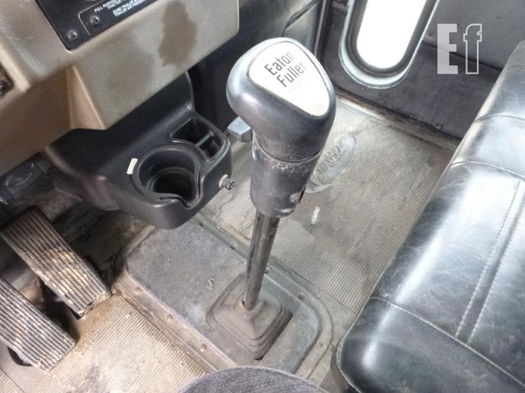 2000-peterbilt-330-image-11