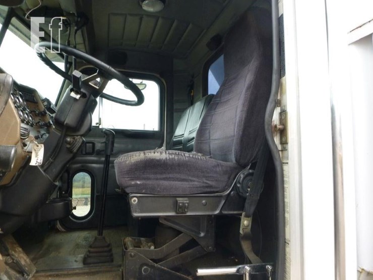 2000-peterbilt-330-image-16