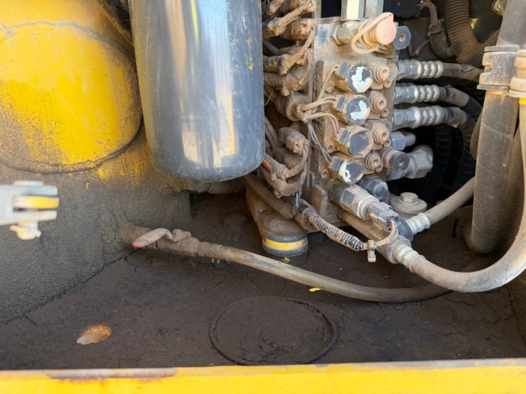 2014-komatsu-d51pxi-image-40