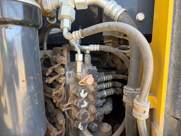 2014-komatsu-d51pxi-image-41