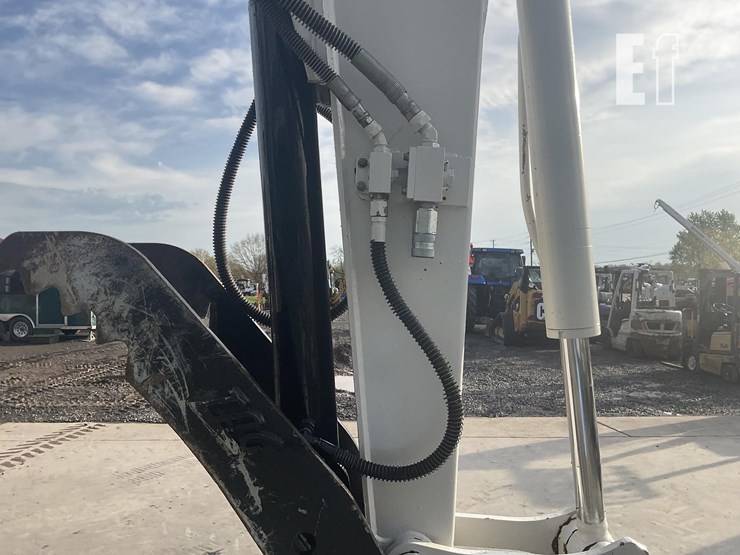 2015-takeuchi-tb280fr-image-12