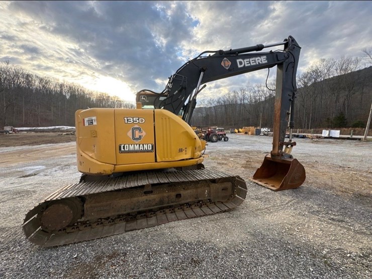 2012-deere-135d-image-5