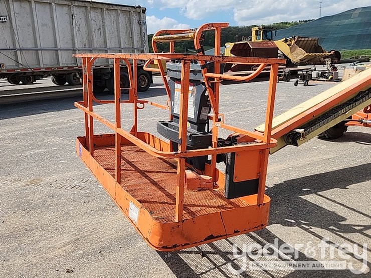 2016-jlg-400s-image-25