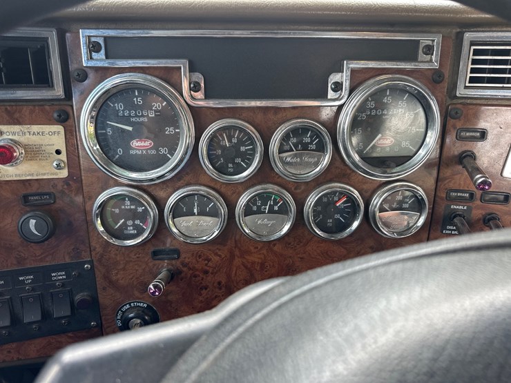 2001-peterbilt-330-image-9