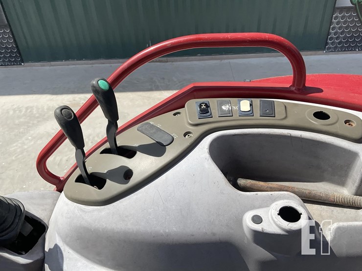 2017-case-ih-farmall-140a-image-10
