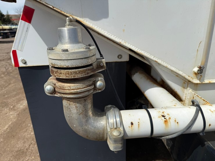 #6396-•-1997-ford-6911l-water-truck-image-37