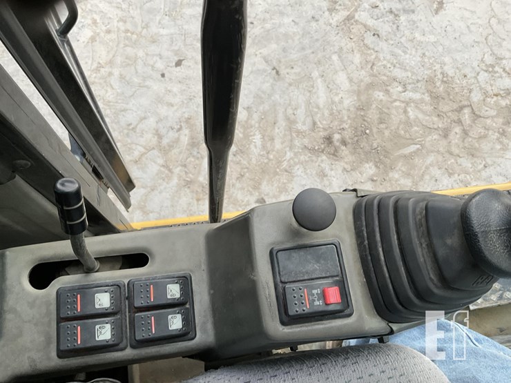 2015-caterpillar-m313d-image-16