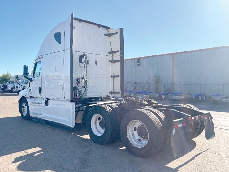 2022-freightliner-cascadia-126-image-2