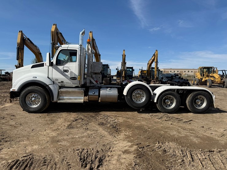 2021-kenworth-t880-image-2
