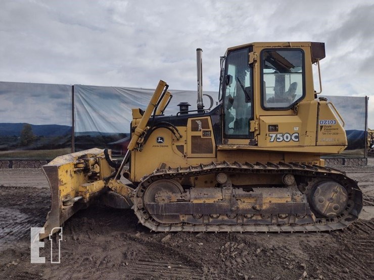 2004-deere-750c-lt-image-1
