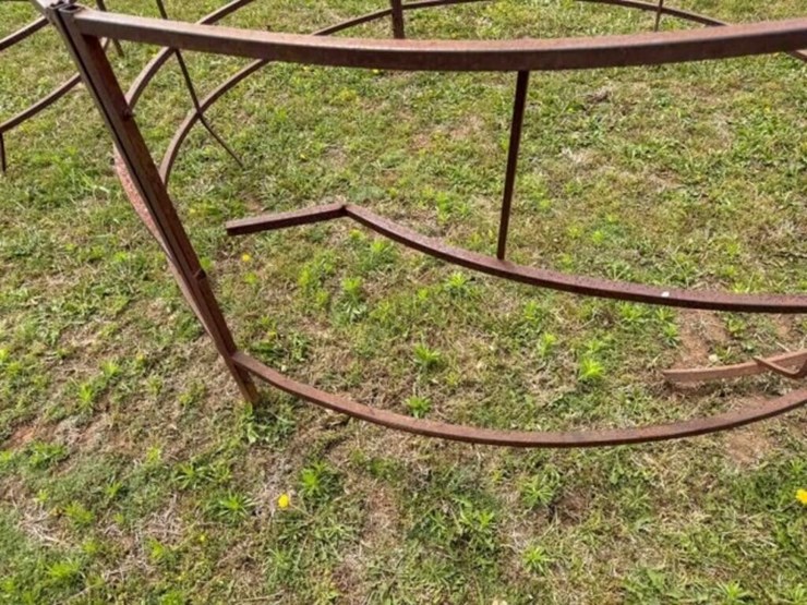 steel-round-bale-feeder-image-2