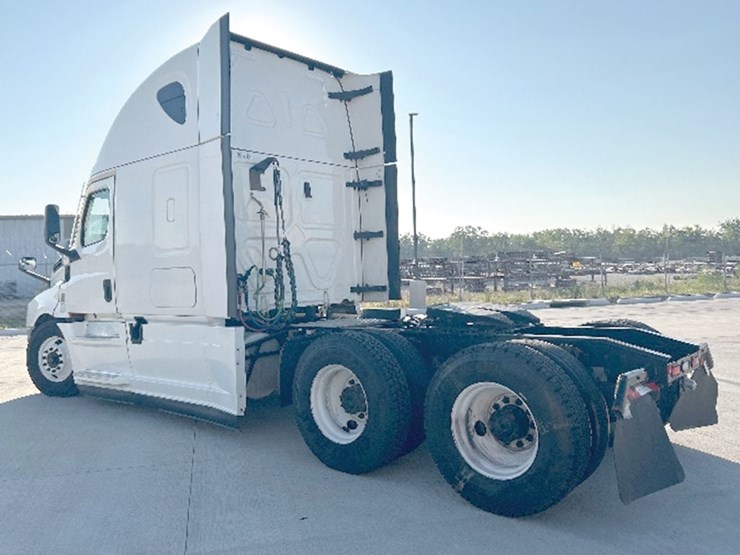 2022-freightliner-cascadia-126-image-2