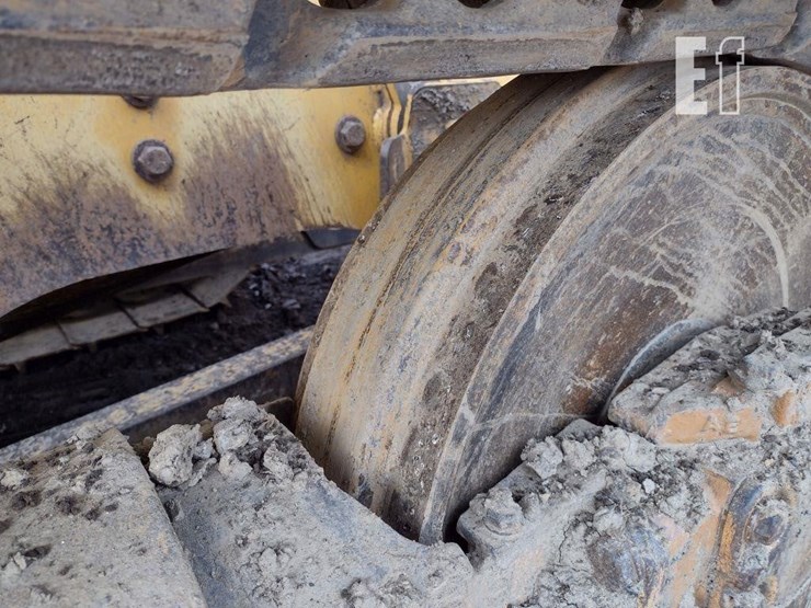 2004-deere-750c-lt-image-31