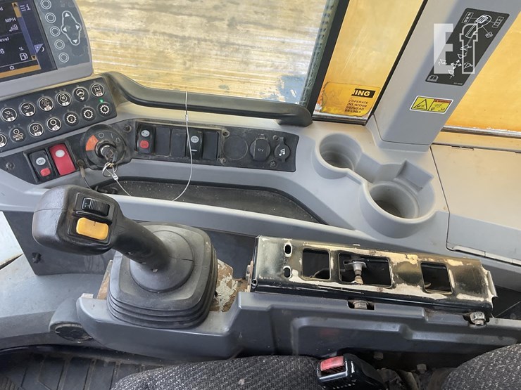2015-caterpillar-938k-image-11