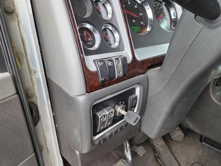 2015-kenworth-t800-image-11