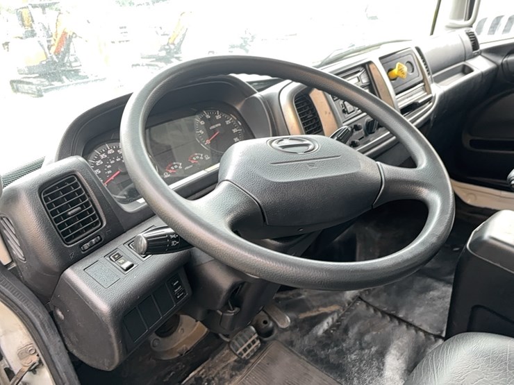 2015-hino-268-image-16