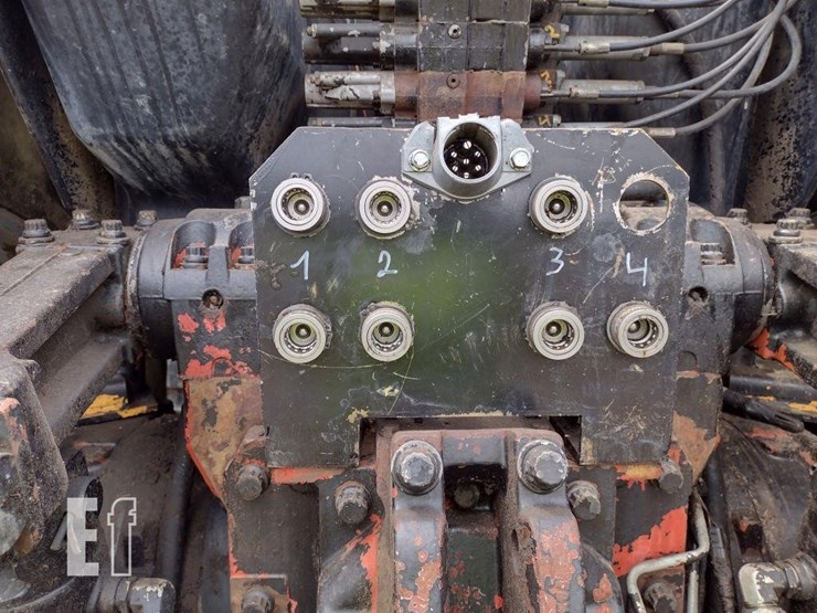 massey-ferguson-8270-image-32
