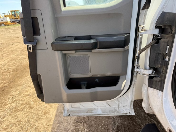 2020-ford-f550-xl-image-35