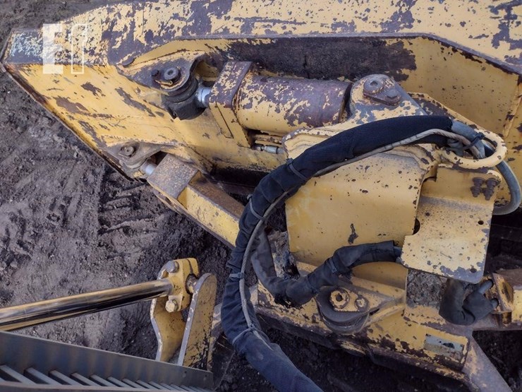 2004-deere-750c-lt-image-26