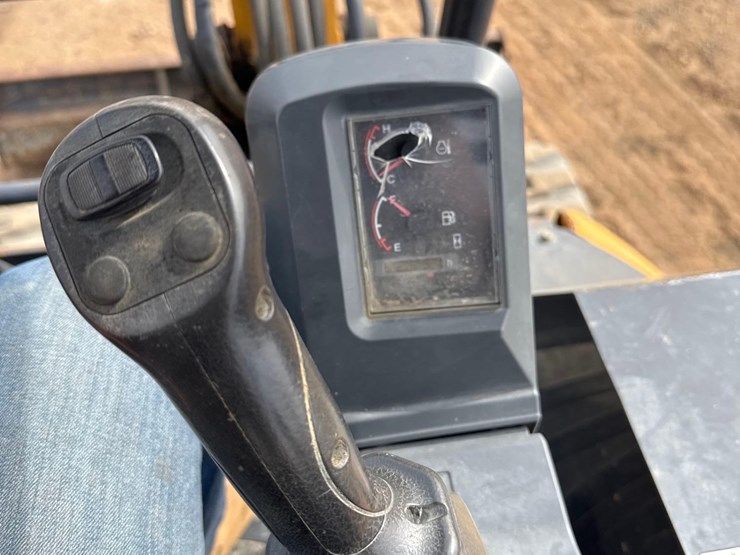 2019-kato-hd35v4-hydraulic-mini-excavator-image-20