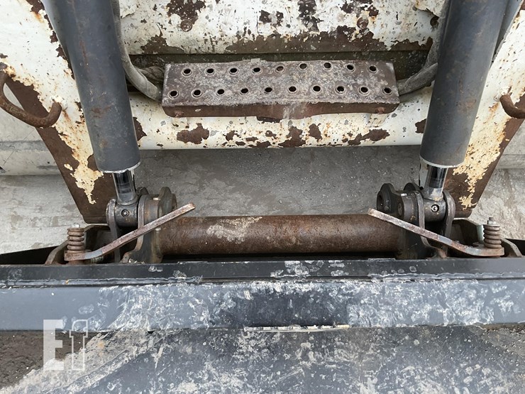 2004-bobcat-t300-image-12