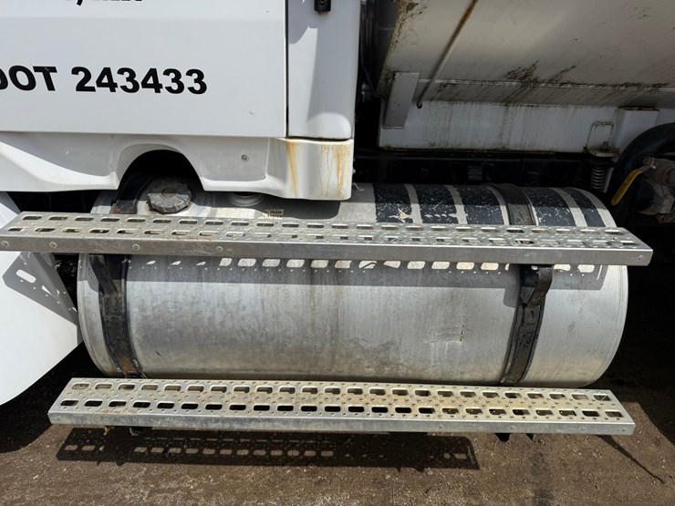 #6396-•-1997-ford-6911l-water-truck-image-32