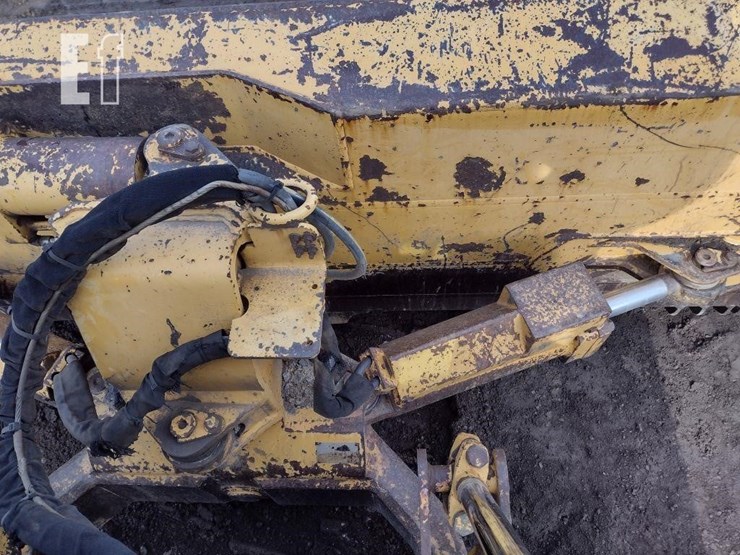 2004-deere-750c-lt-image-27