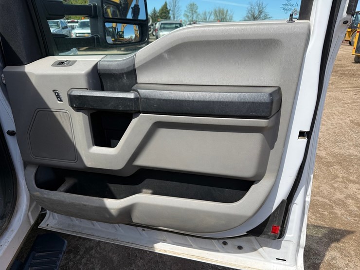 2020-ford-f550-xl-image-37
