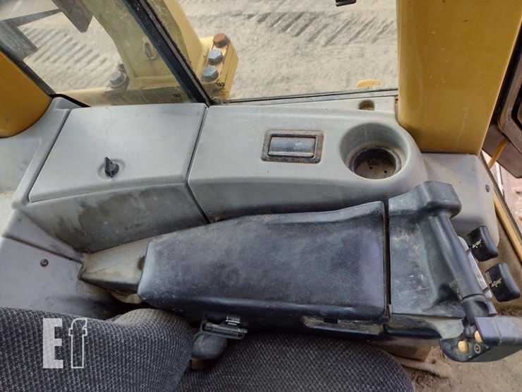2006-caterpillar-d5n-xl-image-10