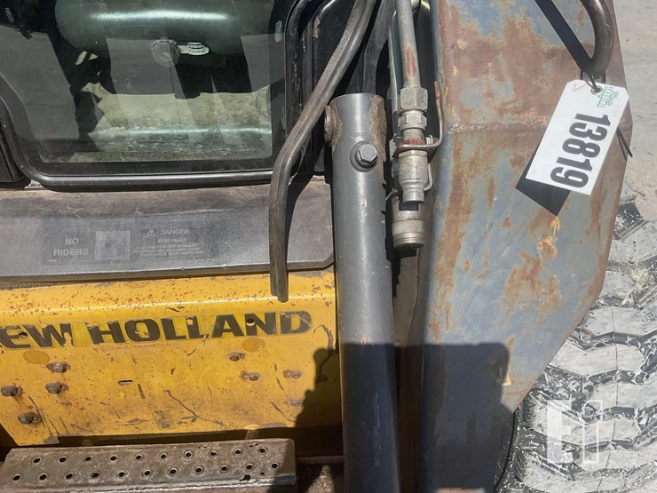 2009-new-holland-l185-image-11