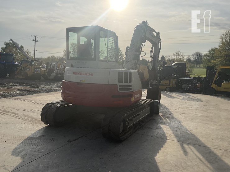 2015-takeuchi-tb280fr-image-4