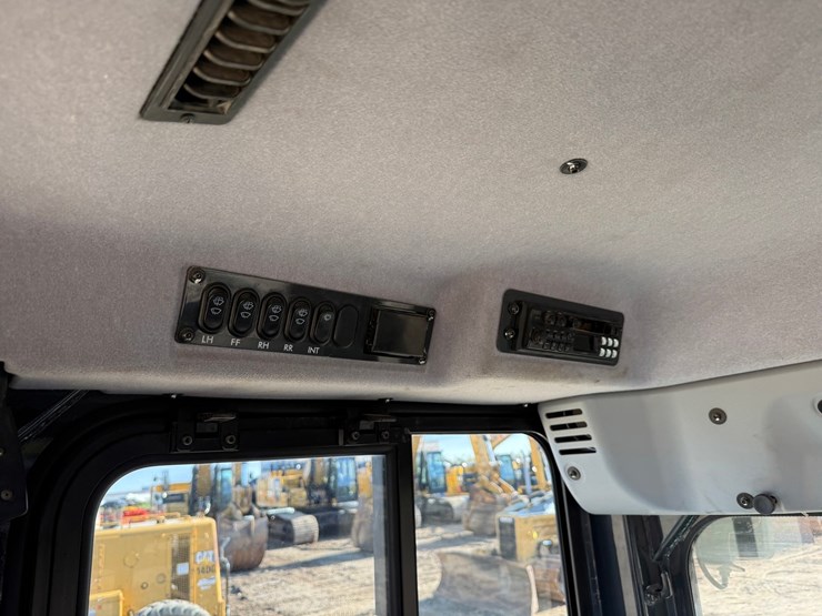 2014-komatsu-d51pxi-image-62
