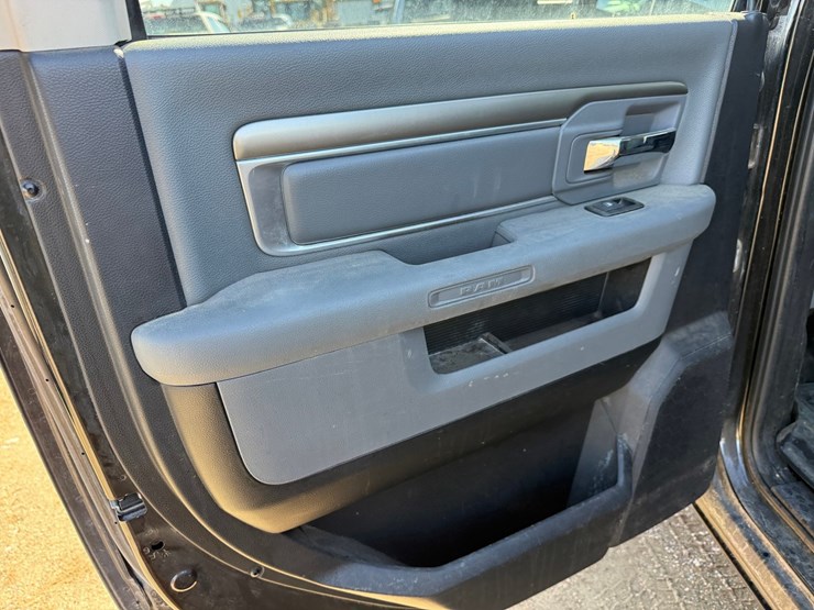 2016-dodge-1500-image-33