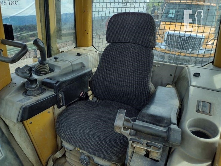 2006-caterpillar-d5n-xl-image-12