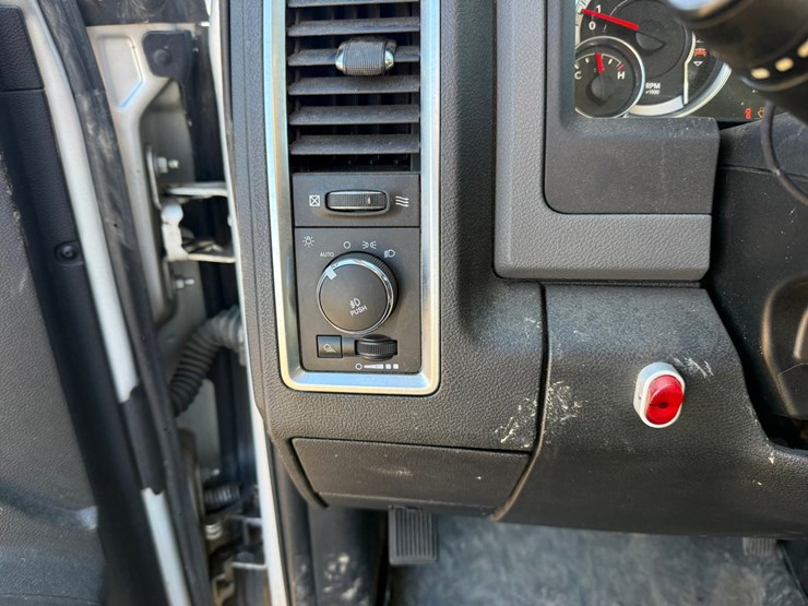 2016-dodge-1500-image-40