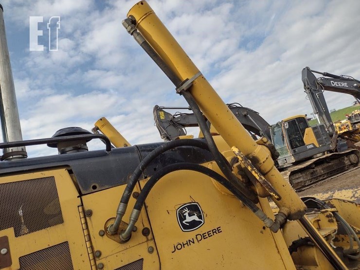 2004-deere-750c-lt-image-38