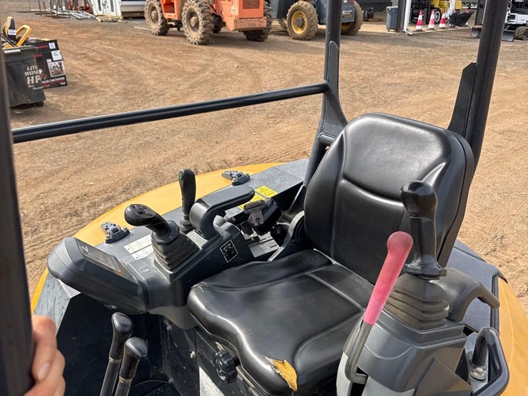 2019-kato-hd35v4-hydraulic-mini-excavator-image-18