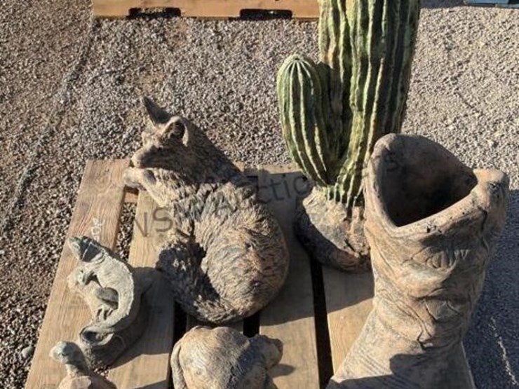 pallet-of-asst-concrete-statues-image-3