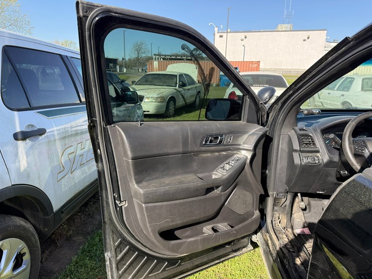 2016-ford-explorer-image-28