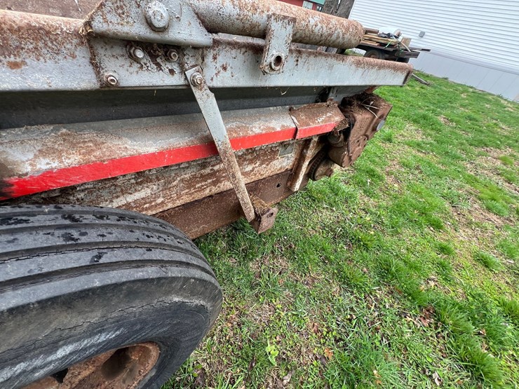 #9559-•-new-idea-manure-spreader-image-13